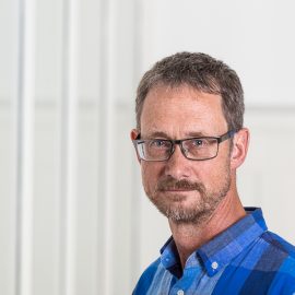 Portrait photo of a man wearing glasses